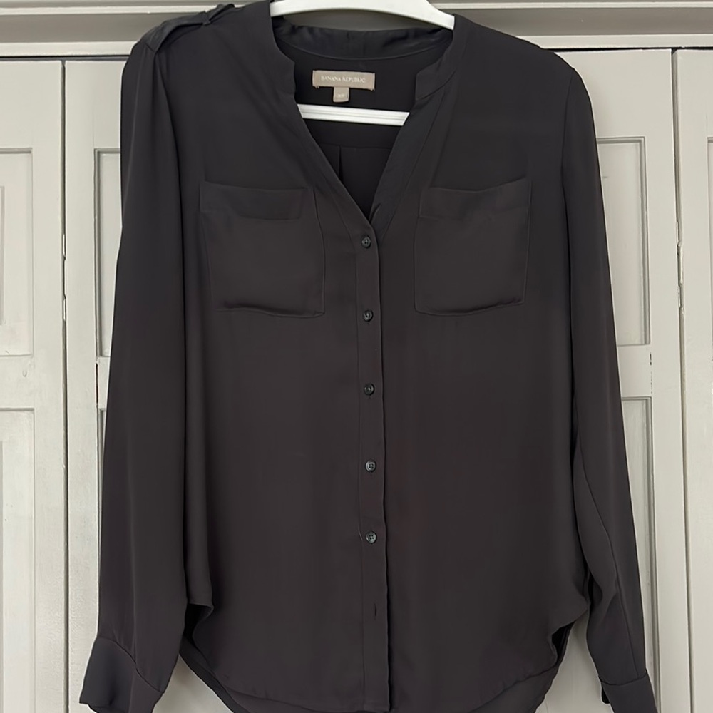 Chic Button-Up Blouse - Picture 2 of 3